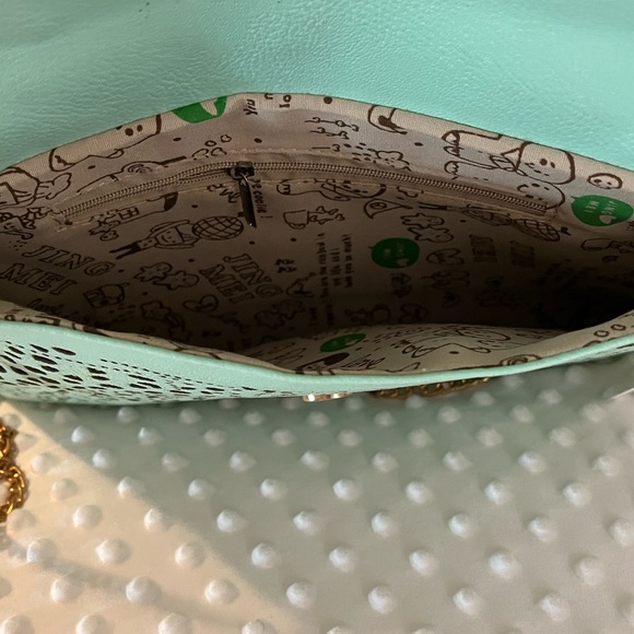 Laser cut envelope style clutch - Picture 4 of 6